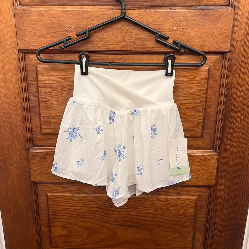Altar'd State Revival Women's White and Blue Floral Shorts size XS NWT's $48